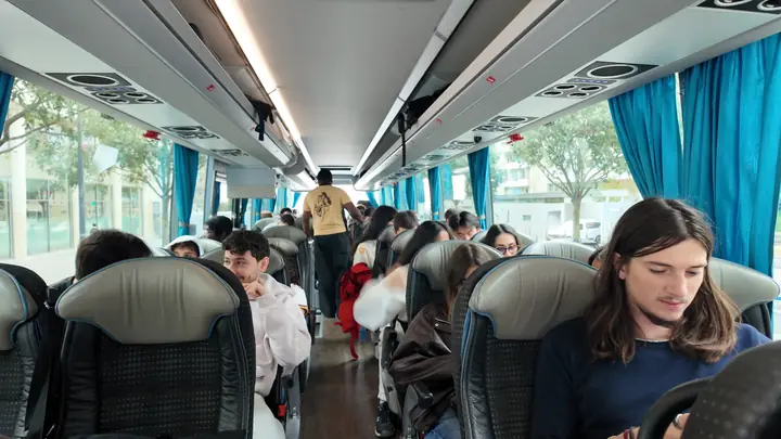 Les étudiants installés dans le car au départ du WEI