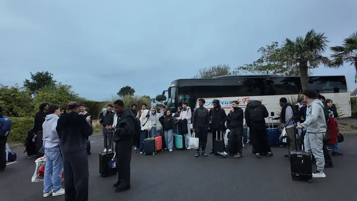 Arrivée du groupe et des valises sur le parking du camping, vue du ciel