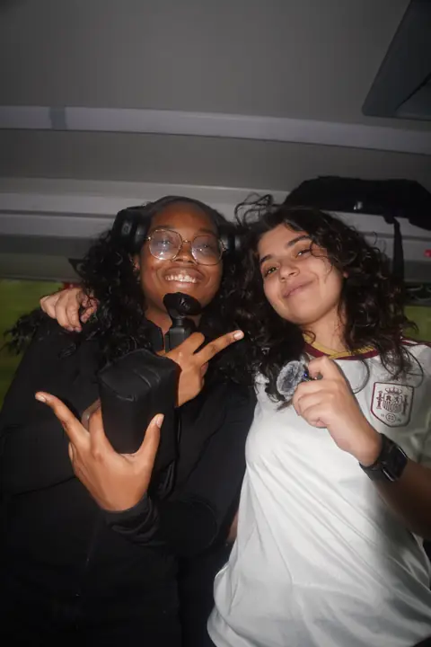 Deux étudiantes prennent la pose le soir