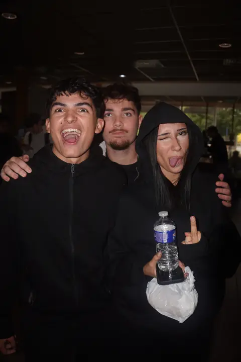 Trois amis font des grimaces devant l'objectif
