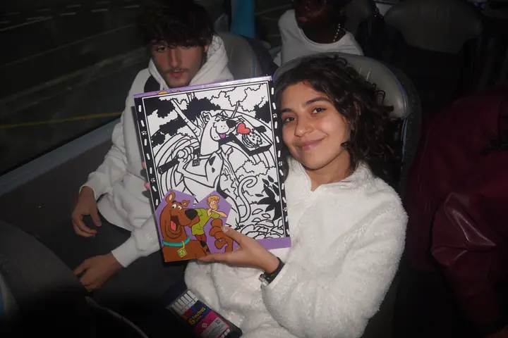 Une étudiante montre son coloriage à côté d'une amie