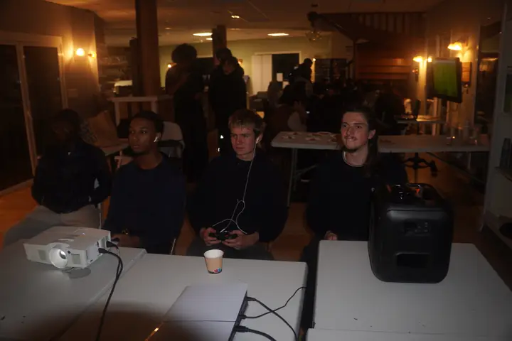 Soirée dans la salle commune autour du vidéoprojecteur