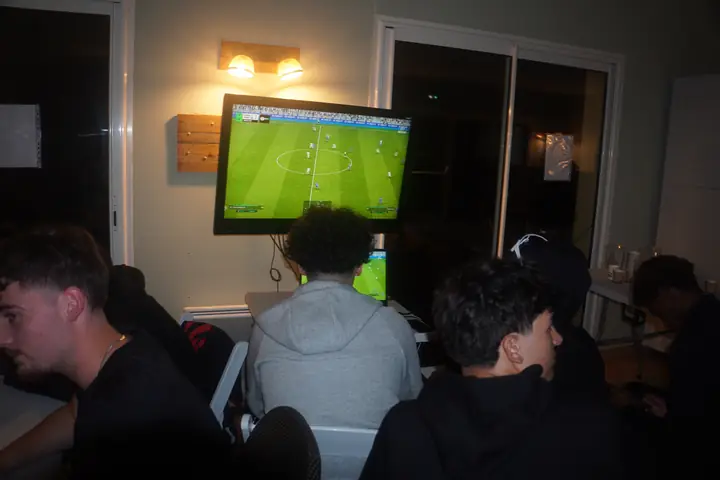 Partie de foot sur console devant la télé