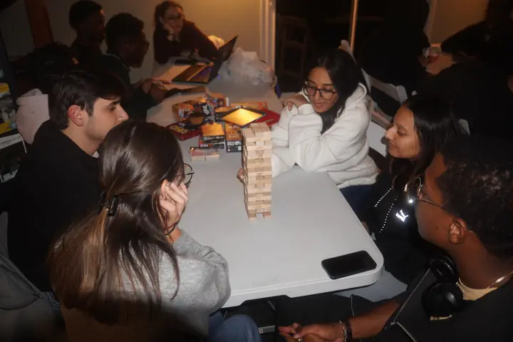 Partie de Jenga entre amis