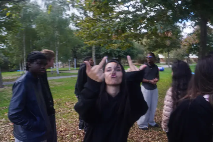 Des amis dans le parc, l'une envoie un bisou