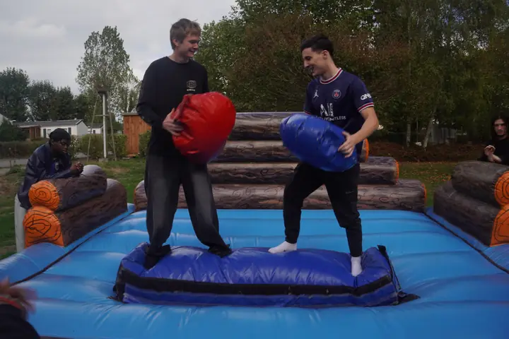 Duel de polochons sur la structure gonflable