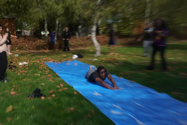 Glissade à plat ventre sur la bâche
