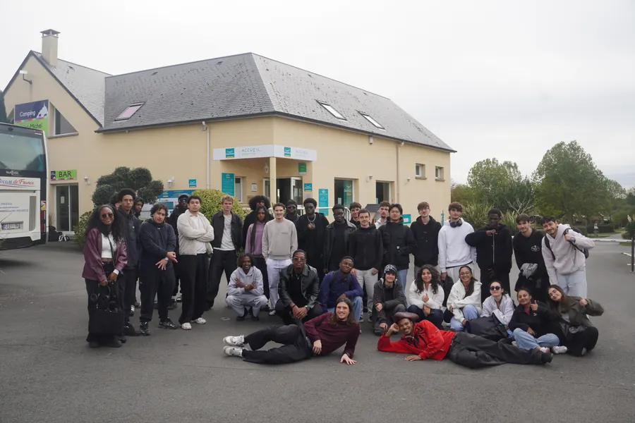 Photo de groupe des étudiants du WEI devant l'accueil du camping